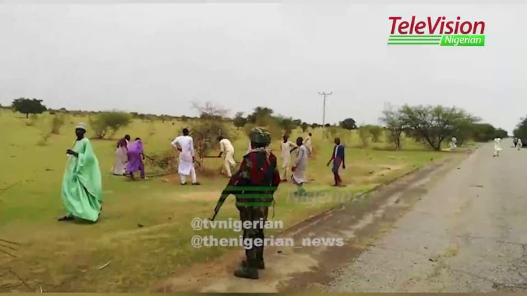 Returnees From Villages Around Zari Came Out Enmass To Clear ‘kaka’