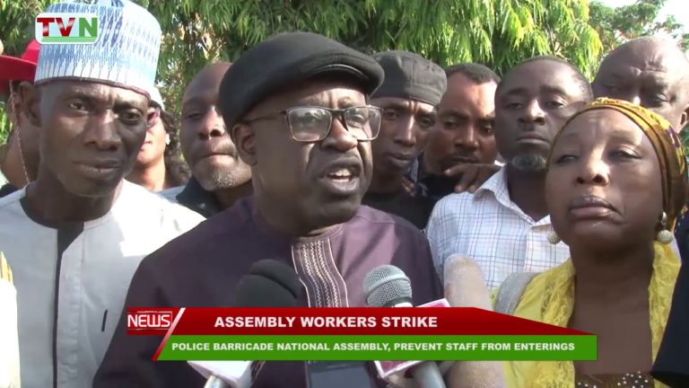 POLICE BARRICADE NATIONAL ASSEMBLY, PREVENT STAFF FROM ENTERINGS