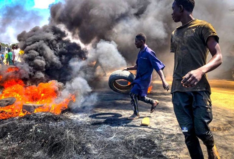 Insecurity: Buhari summons Niger governors, others, as residents block Kaduna-Abuja highway