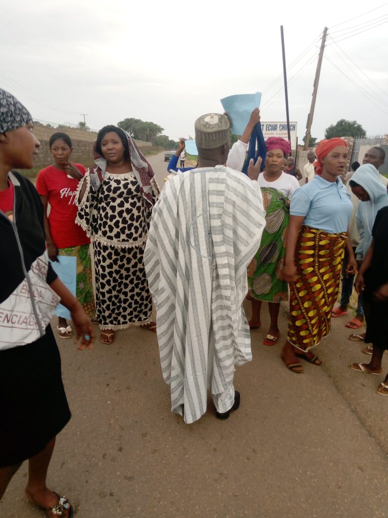 Breaking: Women block Kachia Road in Kaduna over Bethel Baptist School kidnapping