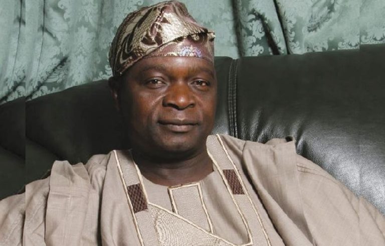 Oyinlola welcomes APC decampees to the PDP in Osun 2022