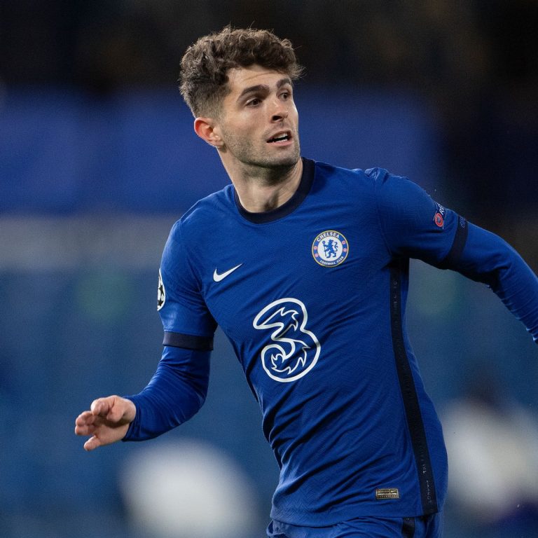 Pulisic returns to the UK on crutches for Chelsea’s match against Aston Villa