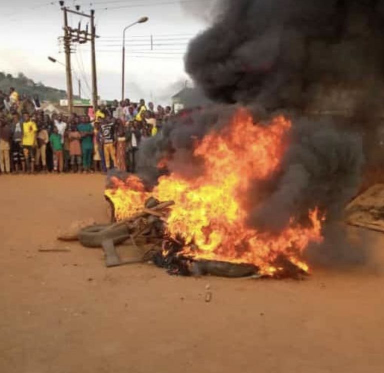 Mob set Robbery suspects on fire to death
