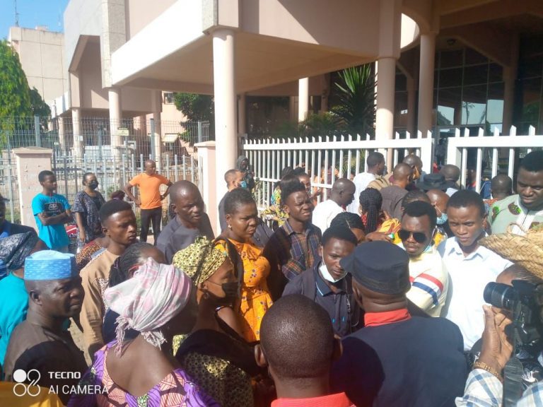 Omicron variant: Security operatives bar unvaccinated workers from federal secretariat