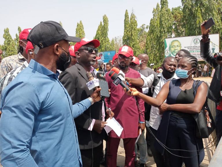 Over 20, 000 protesters march to Aso Rock Villa over plot by APC Governors to hijack National Convention