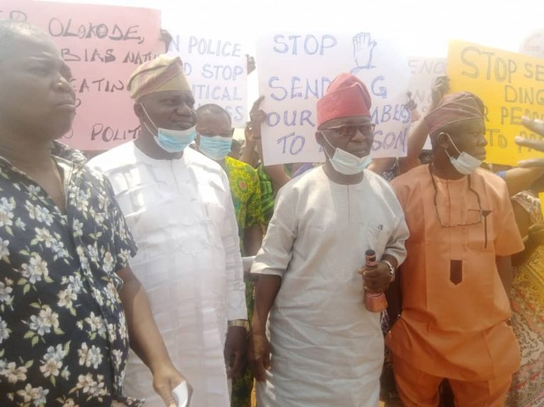 Breaking: Police Issue Warning To APC Protesters As Factions Storm Command In Osun