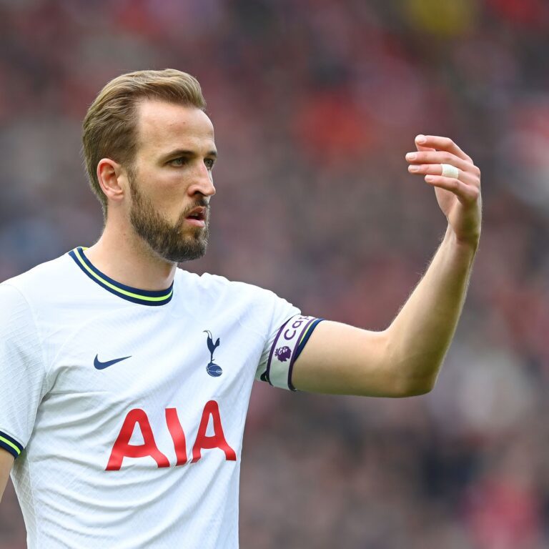 Kane totally committed to Tottenham, says coach