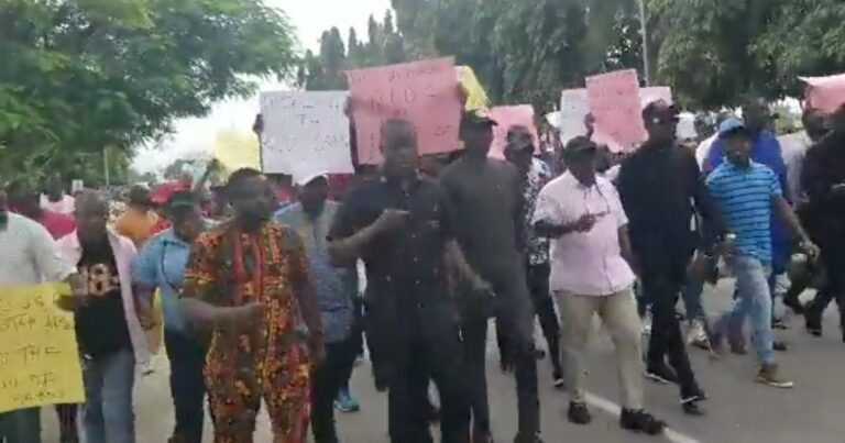Cross River APC Members Protest Against Tinubu’s Appointment Of PDP Chief In Niger Delta Commission