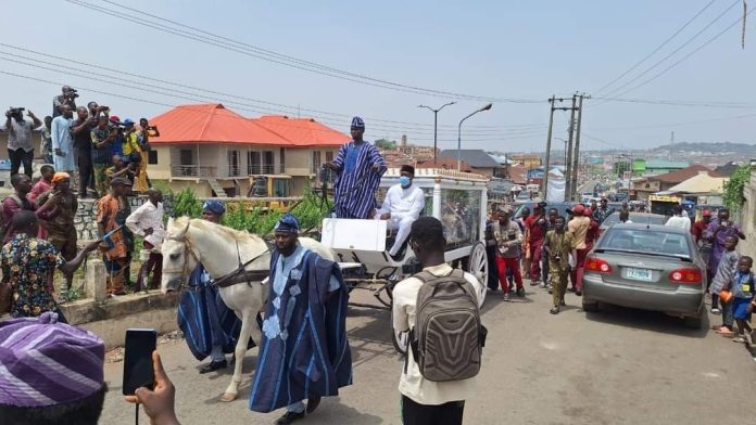 Olubadan buried as deputy gov, others pay tribute