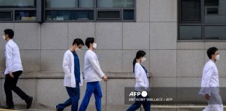 South Korea suspends two doctors' licences over walkouts