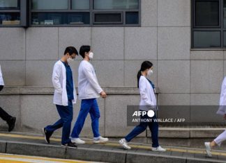 South Korea suspends two doctors' licences over walkouts