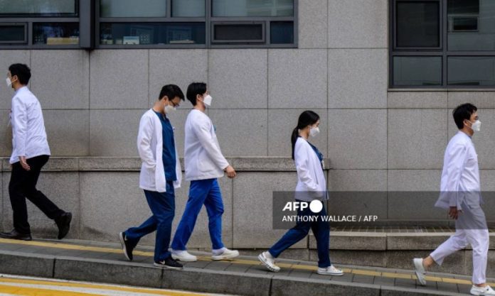 South Korea suspends two doctors' licences over walkouts