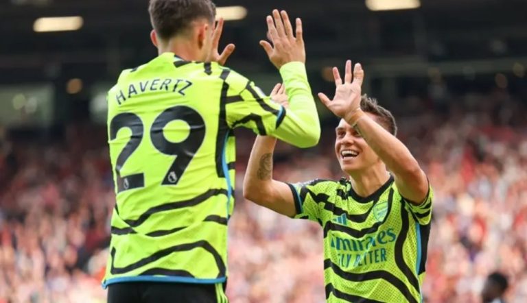 Arsenal beat Man Utd to keep title race alive