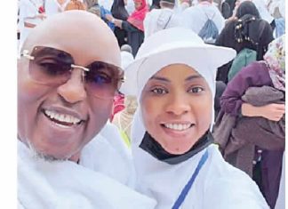 Oluwo under fire for exposing head in Mecca