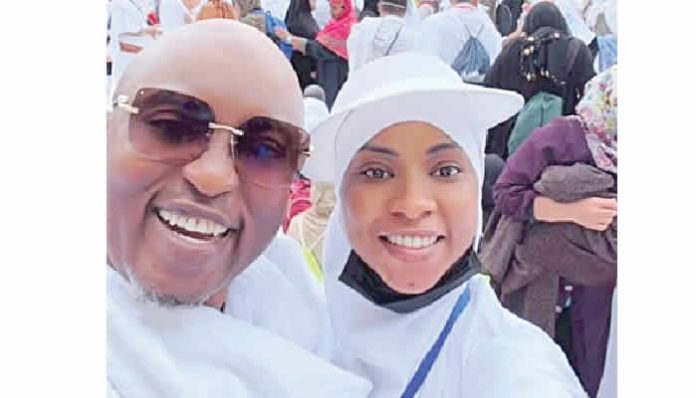 Oluwo under fire for exposing head in Mecca