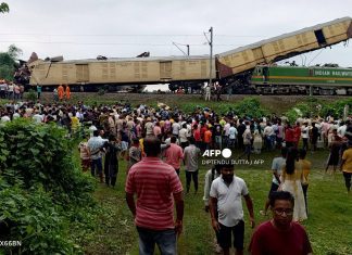 Seven die in Indian train crash