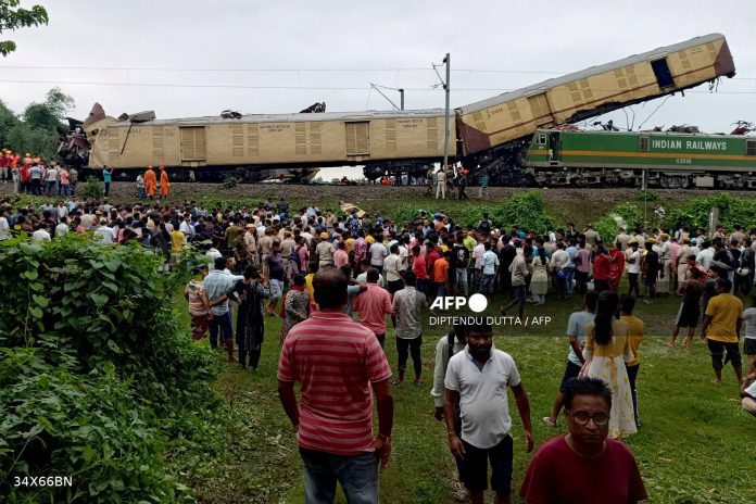 Seven die in Indian train crash