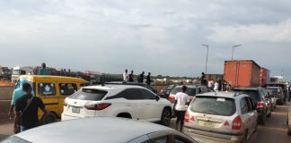 Travellers stranded, fares hiked as truck blocks Lagos-Ibadan Expressway