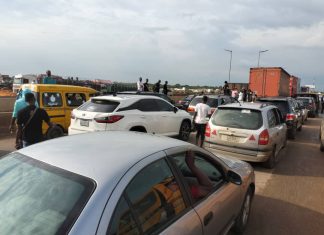 Travellers stranded, fares hiked as truck blocks Lagos-Ibadan Expressway