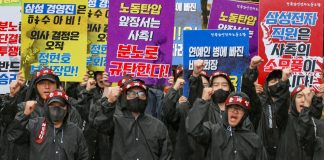 Samsung union dealers indefinite strike, vows production disruptions