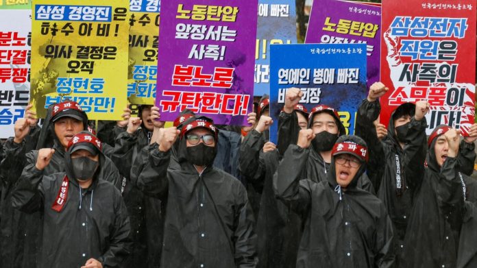 Samsung union dealers indefinite strike, vows production disruptions