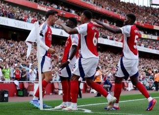 Arsenal beat Wolves to launch Premier League bid