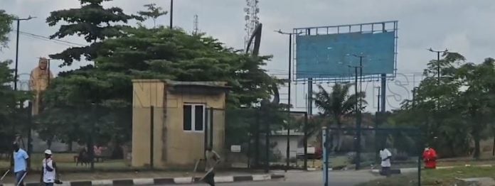 #EndBadGovernanceInNigeria: Hoodlums chase protesters away in Lagos