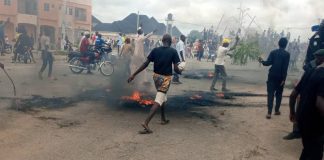 #EndBadGovernanceInNigeria protesters make bonfire near Buhari's Katsina residence