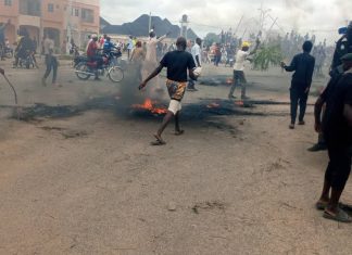 #EndBadGovernanceInNigeria protesters make bonfire near Buhari's Katsina residence