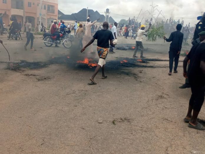 #EndBadGovernanceInNigeria protesters make bonfire near Buhari's Katsina residence