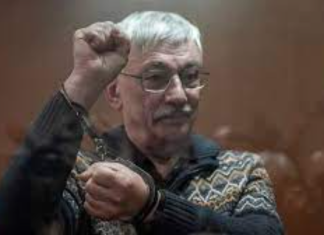 Freed Russian dissident Orlov vows to continue activism