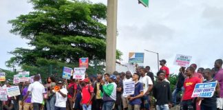 (PICTORIAL) Day 2: #EndBadGovernanceInNigeria protesters gather at Gani Fawehinmi park in Lagos