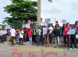 (PICTORIAL) Day 2: #EndBadGovernanceInNigeria protesters gather at Gani Fawehinmi park in Lagos