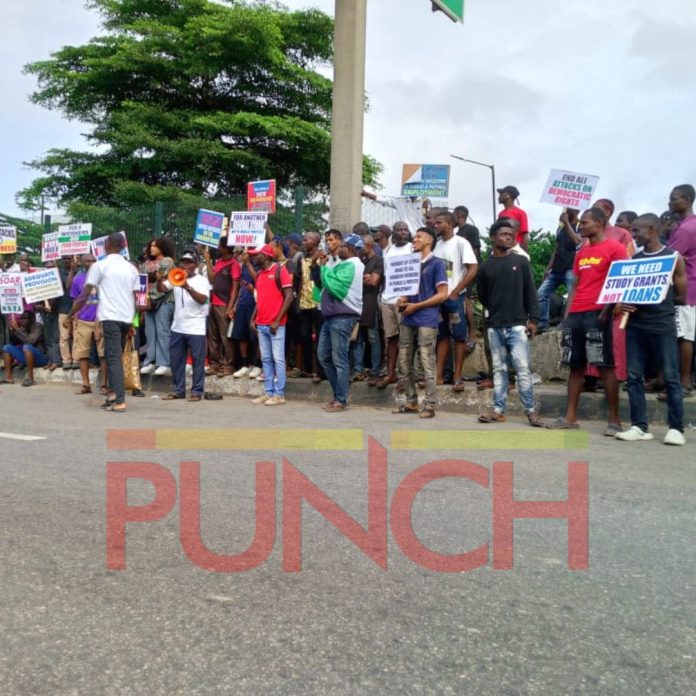 (PICTORIAL) Day 2: #EndBadGovernanceInNigeria protesters gather at Gani Fawehinmi park in Lagos