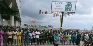 [PICTORIAL] Osun protesters observe jumaat prayers on road