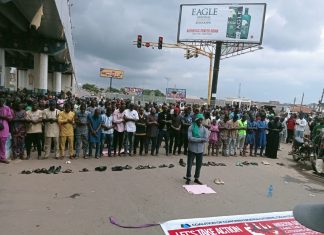 [PICTORIAL] Osun protesters observe jumaat prayers on road