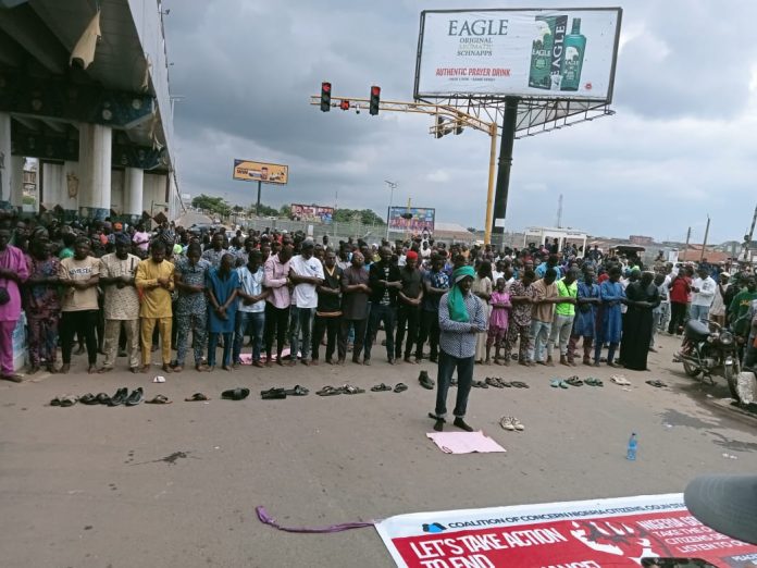 [PICTORIAL] Osun protesters observe jumaat prayers on road