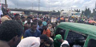 Police Show Solidarity, Share Water with Protesters in Lagos Photo. Credit: Cable