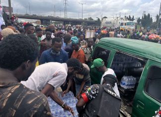 Police Show Solidarity, Share Water with Protesters in Lagos Photo. Credit: Cable