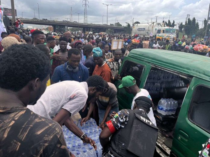 Police Show Solidarity, Share Water with Protesters in Lagos Photo. Credit: Cable