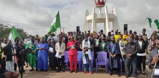 Protesters block road, hold Sunday service in Plateau