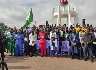 Protesters block road, hold Sunday service in Plateau