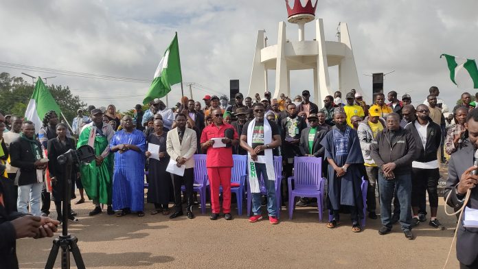 Protesters block road, hold Sunday service in Plateau