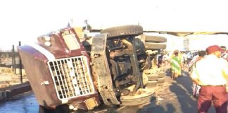 Driver escapes death as truck overturns in Lagos