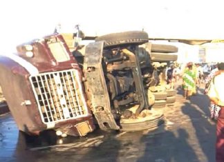 Driver escapes death as truck overturns in Lagos