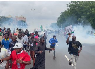 Breaking: El-Rufai Supporters, Protesters Clash Outside EFCC, Tear Gas Fired